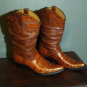Gorgeous Ariat cowboy boots with unique croc print detailing, size 8.5